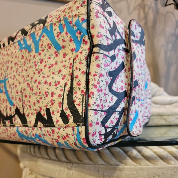 L.A.M.B. by Gwen Stefani Ditzy Graffiti Zipper Flower Bag #402 - Picture 15 of 17